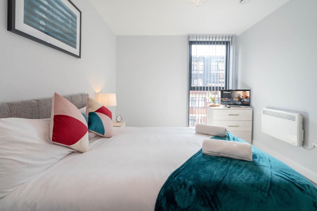 New Build - 2 Bed Snug Modern - Juliet Balcony - Roof Terrace - Digbeth, Centre - Free Netflix & Smart Tv Birmingham