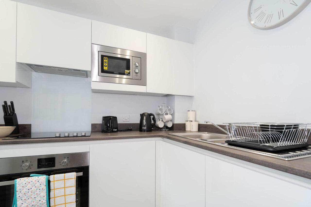 Apartment New Build - 2 Bed Snug Modern - Juliet Balcony - Roof Terrace - Digbeth, Centre - Free Netflix & Smart Tv *