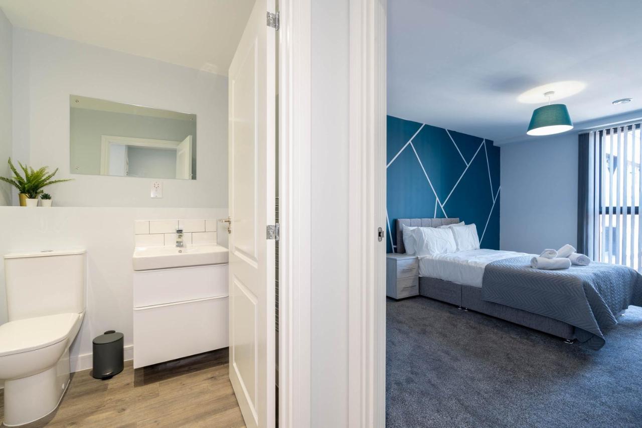 Apartment *new Build* 1 Bed Modern Apt - With Juliet Balcony - Roof Terrace - Digbeth, Centre - Free Netflix & Smart Tv *
