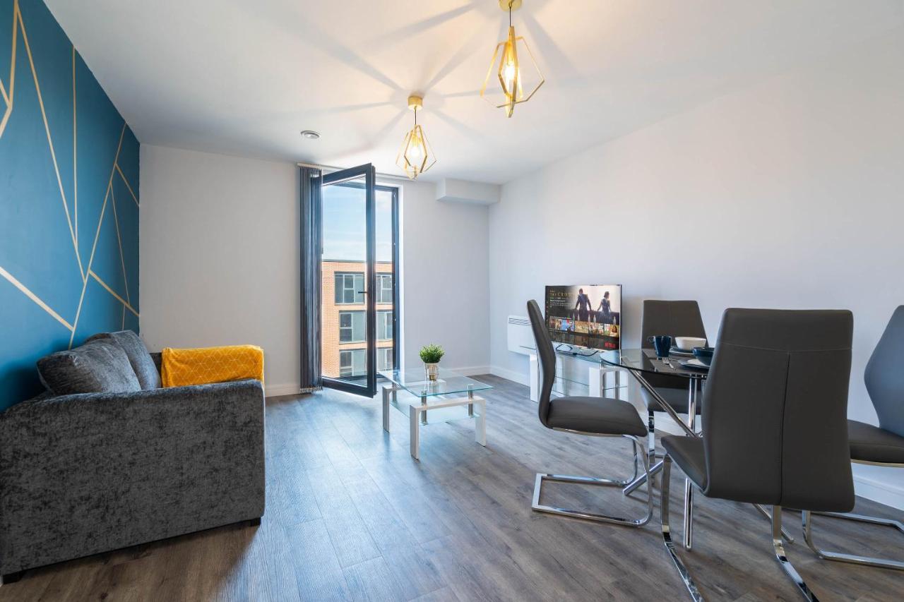 Apartment *new Build* 1 Bed Modern Apt - With Juliet Balcony - Roof Terrace - Digbeth, Centre - Free Netflix & Smart Tv *