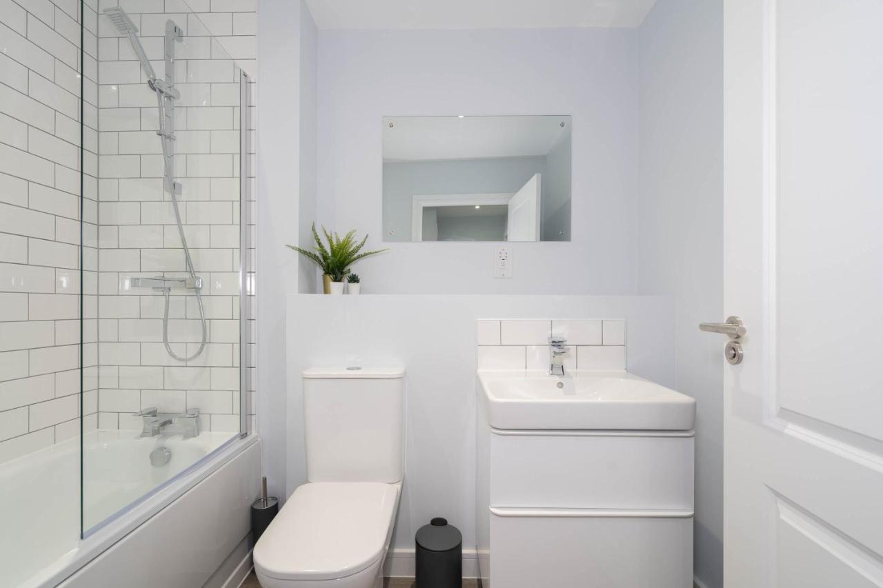 Apartment *new Build* 1 Bed Modern Apt - With Juliet Balcony - Roof Terrace - Digbeth, Centre - Free Netflix & Smart Tv Birmingham