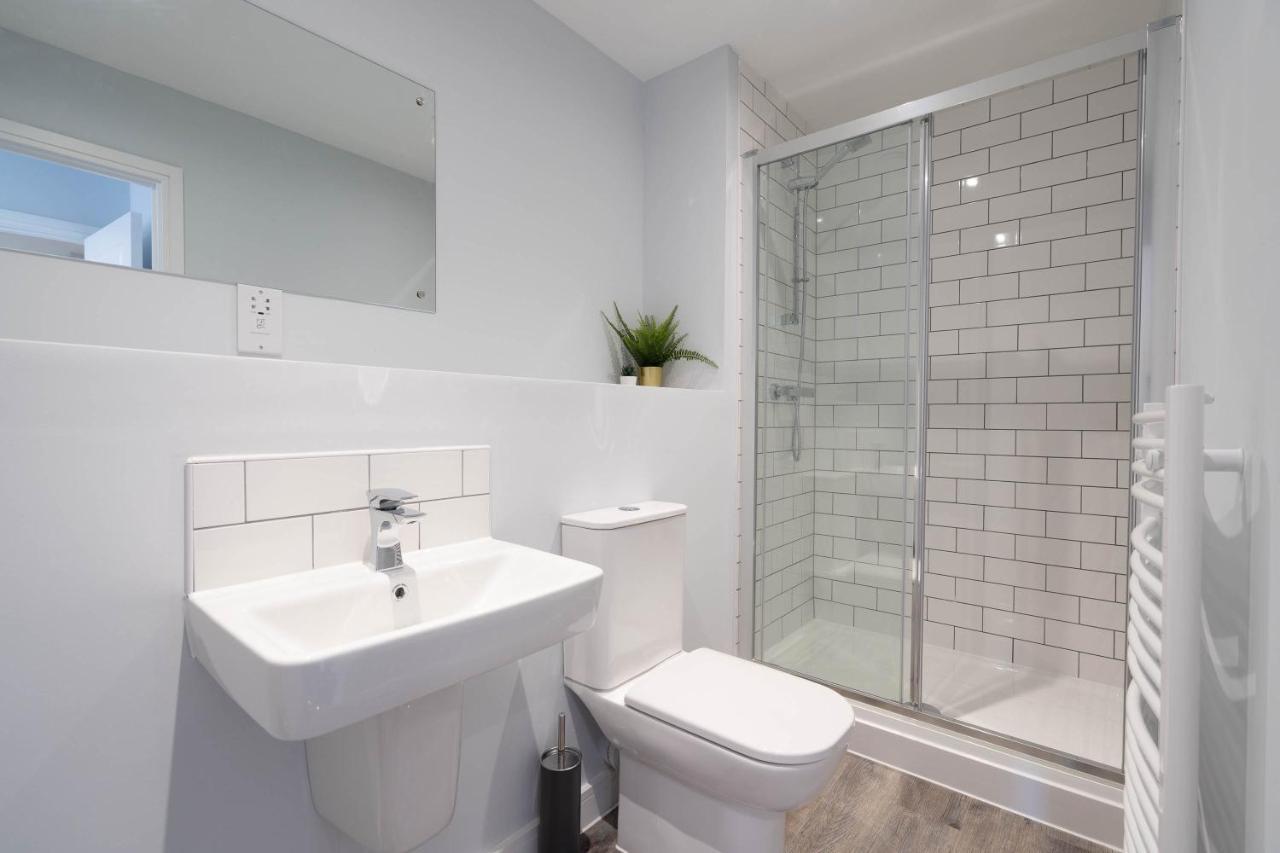 New Build - 2 Bed Luxury Spacious Modern Apt - Roof Top Terrace - Digbeth, Centre - Free Netflix & Smart Tv Birmingham