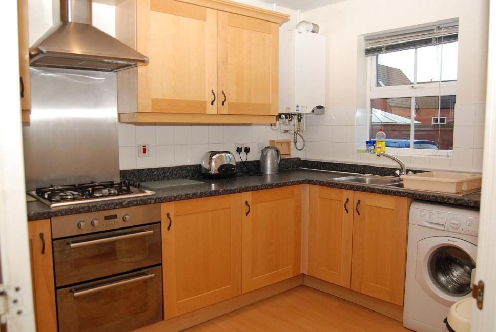 Holiday home Fantastic 4 Bed House With 3 Bathrooms In Pleasant Location *