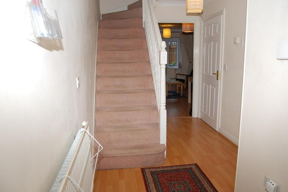 Holiday home Fantastic 4 Bed House With 3 Bathrooms In Pleasant Location *