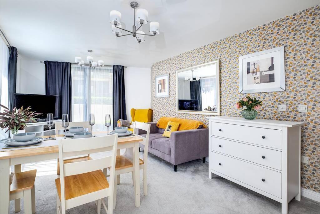 Luxury 2bed Spacious Apartment- Centre- Free Parking Apartment *