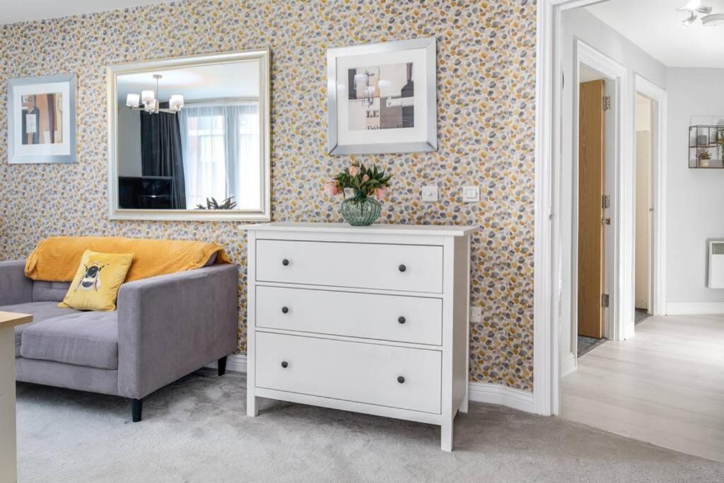 Luxury 2bed Spacious Apartment- Centre- Free Parking Apartment