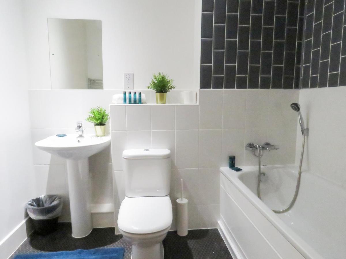 Tudors Esuites Two Bedroom 5 Beds & Balcony Birmingham