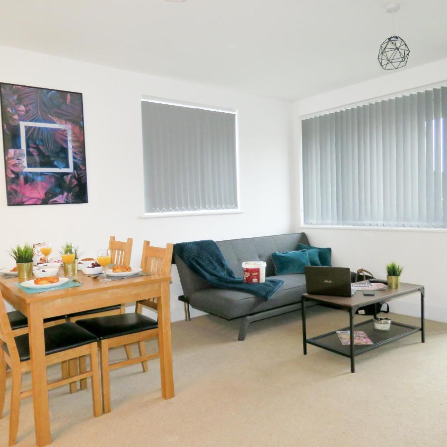 Tudors Esuites Two Bedroom 5 Beds & Balcony