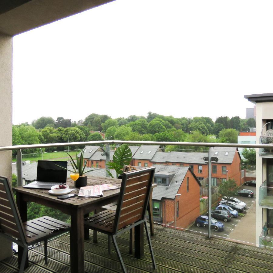 Tudors Esuites Two Bedroom 5 Beds & Balcony Apartment *
