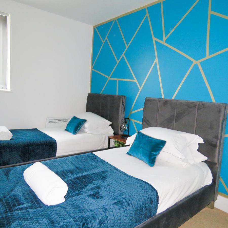 Tudors Esuites Two Bedroom 5 Beds & Balcony Apartment