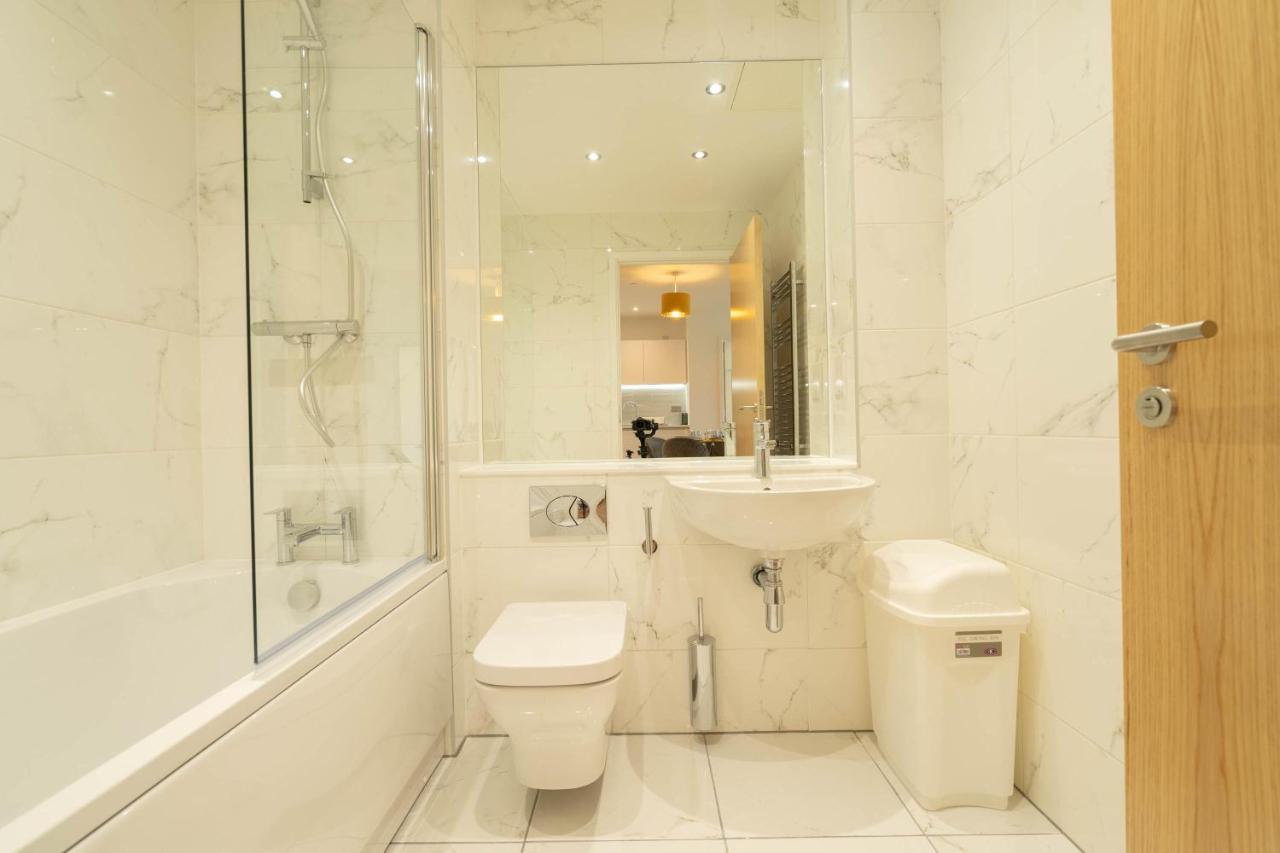Luxury New Build ☆ 2 Bed, 2 Bath Apartment - 5 Min Walk From Bullring/Cube/Mailbox/New Street Station Apartment *