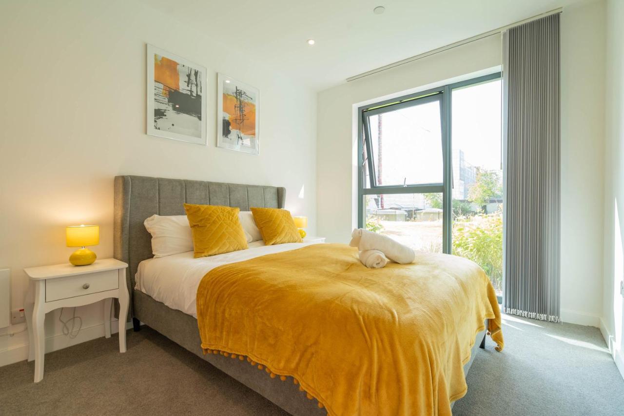 Luxury New Build ☆ 2 Bed, 2 Bath Apartment - 5 Min Walk From Bullring/Cube/Mailbox/New Street Station *