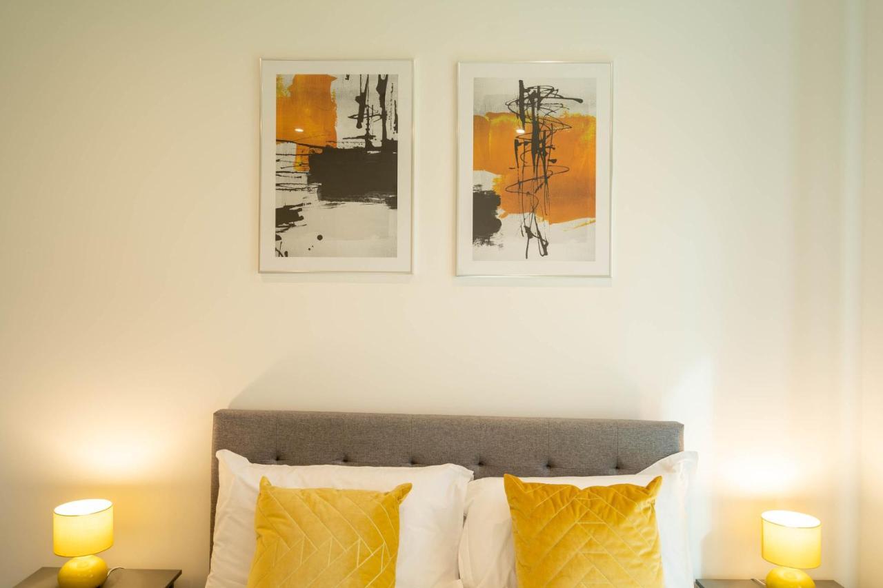Luxury New Build ☆ 2 Bed, 2 Bath Apartment - 5 Min Walk From Bullring/Cube/Mailbox/New Street Station Apartment