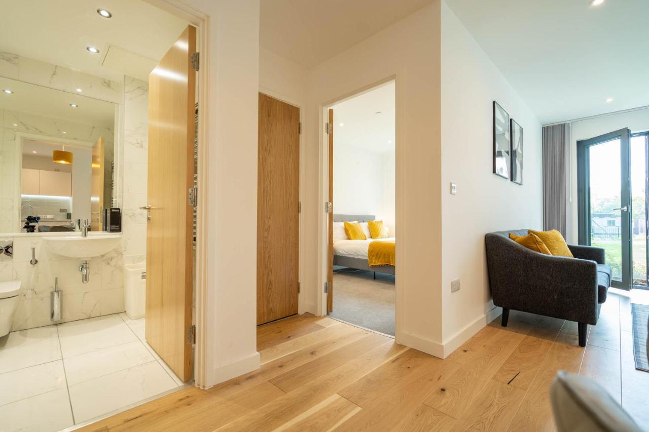 Luxury New Build ☆ 2 Bed, 2 Bath Apartment - 5 Min Walk From Bullring/Cube/Mailbox/New Street Station *