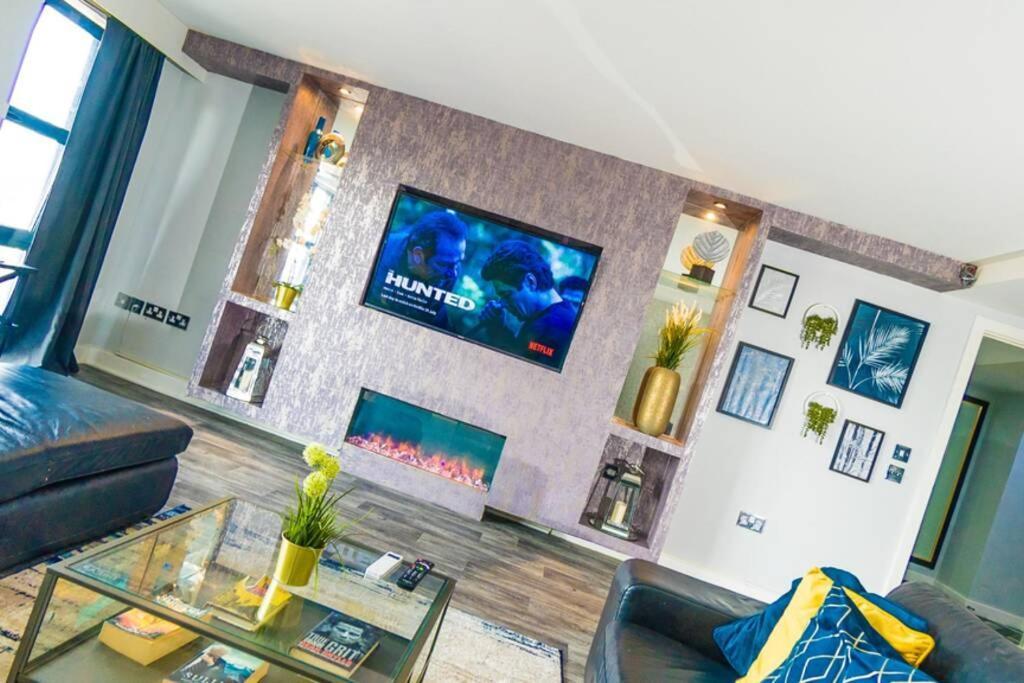 Luxury 9ine Bull Ring Apartment, Stunning View, Free Parking, Amazing Fireplace Apartment Birmingham