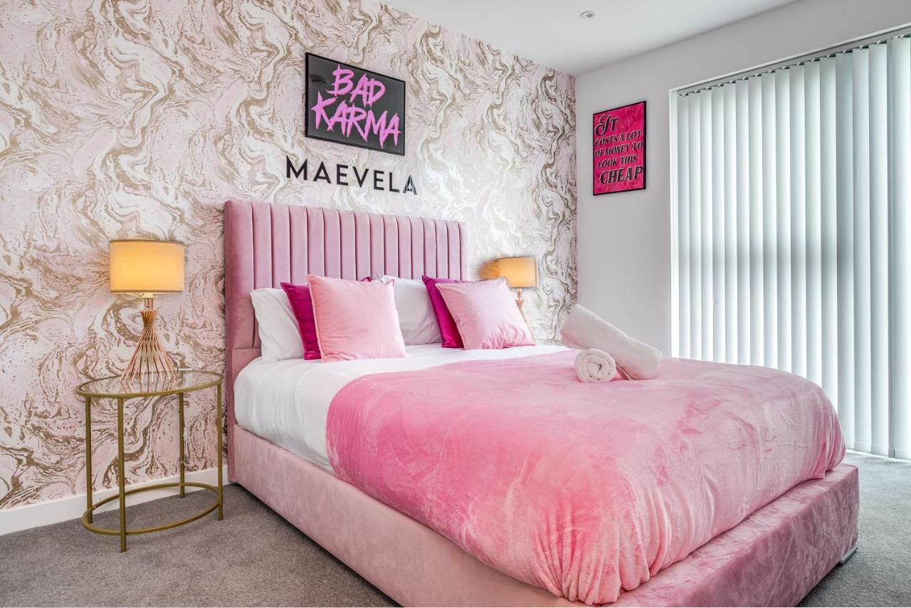 Maevela Apartments - Pink Luxury 1 Bed Apartment City Centre - 5 Min Walk From Bullring, Cube, Mailbox, New Street Station - Free Netflix & Wifi - No Parking Apartment Birmingham