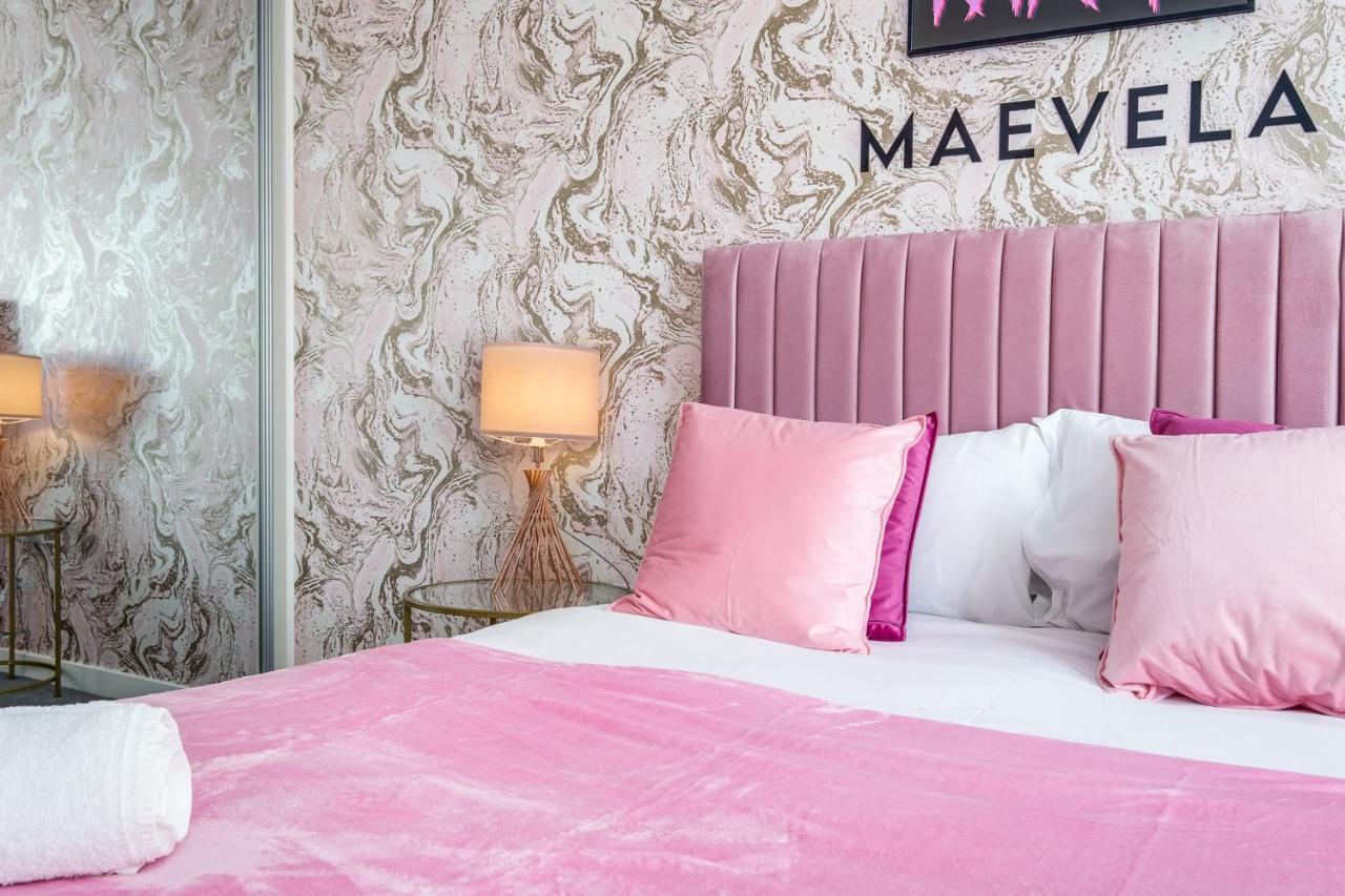 Maevela Apartments - Pink Luxury 1 Bed Apartment City Centre - 5 Min Walk From Bullring, Cube, Mailbox, New Street Station - Free Netflix & Wifi - No Parking * Birmingham