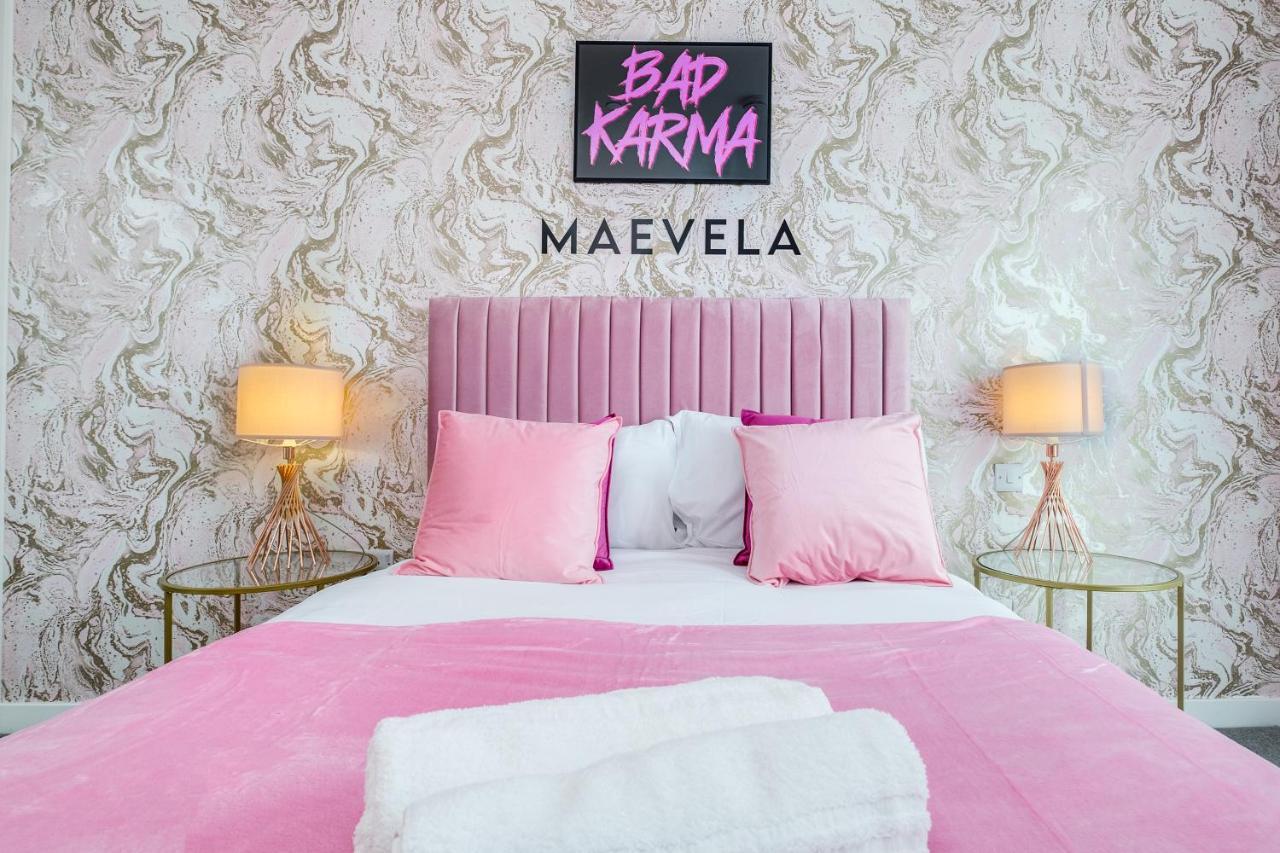 Maevela Apartments - Pink Luxury 1 Bed Apartment City Centre - 5 Min Walk From Bullring, Cube, Mailbox, New Street Station - Free Netflix & Wifi - No Parking *