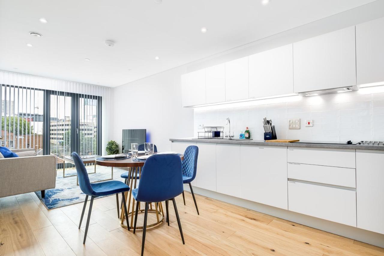 Maevela Apartments - New Build Luxury Apt With Juliet Balcony - 5 Min Walk From Bullring & Cube & Mailbox & New Street Station - Free Netflix & Wifi Apartment