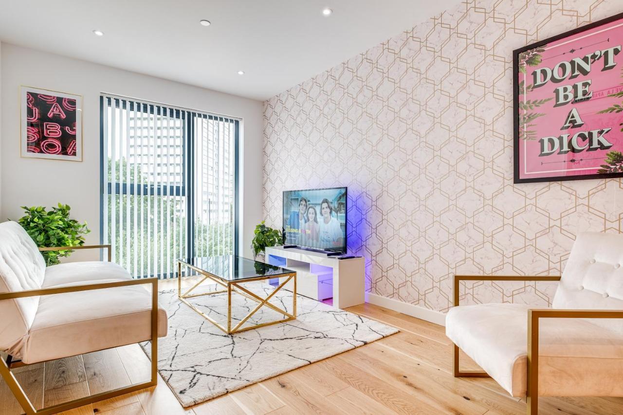 Maevela Apartments - Pink Luxury 1 Bed Apartment City Centre - 5 Min Walk From Bullring, Cube, Mailbox, New Street Station - Free Netflix & Wifi - No Parking *