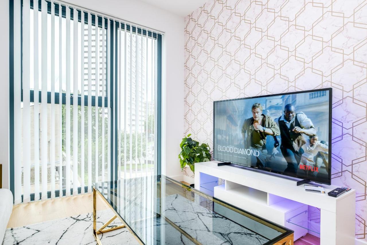 Apartment Maevela Apartments - Pink Luxury 1 Bed Apartment City Centre - 5 Min Walk From Bullring, Cube, Mailbox, New Street Station - Free Netflix & Wifi - No Parking *