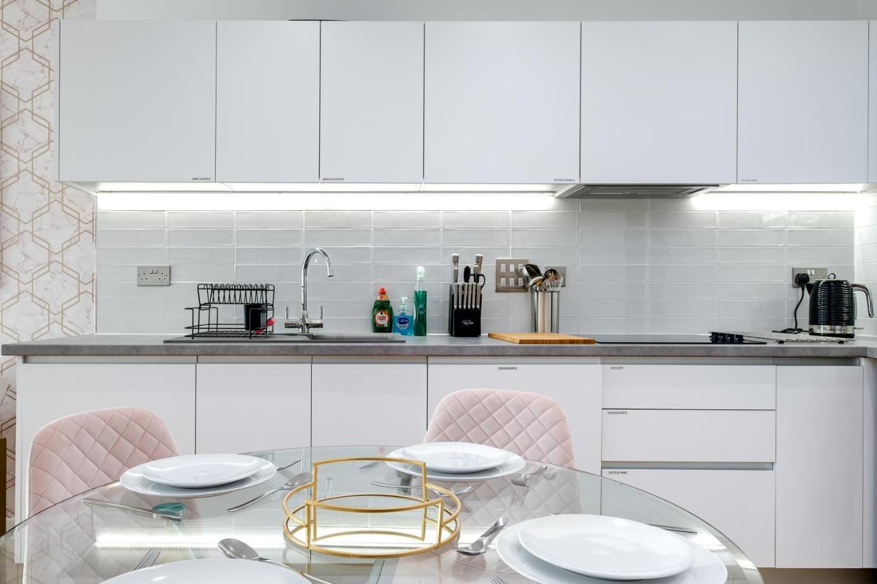 Apartment Maevela Apartments - Pink Luxury 1 Bed Apartment City Centre - 5 Min Walk From Bullring, Cube, Mailbox, New Street Station - Free Netflix & Wifi - No Parking