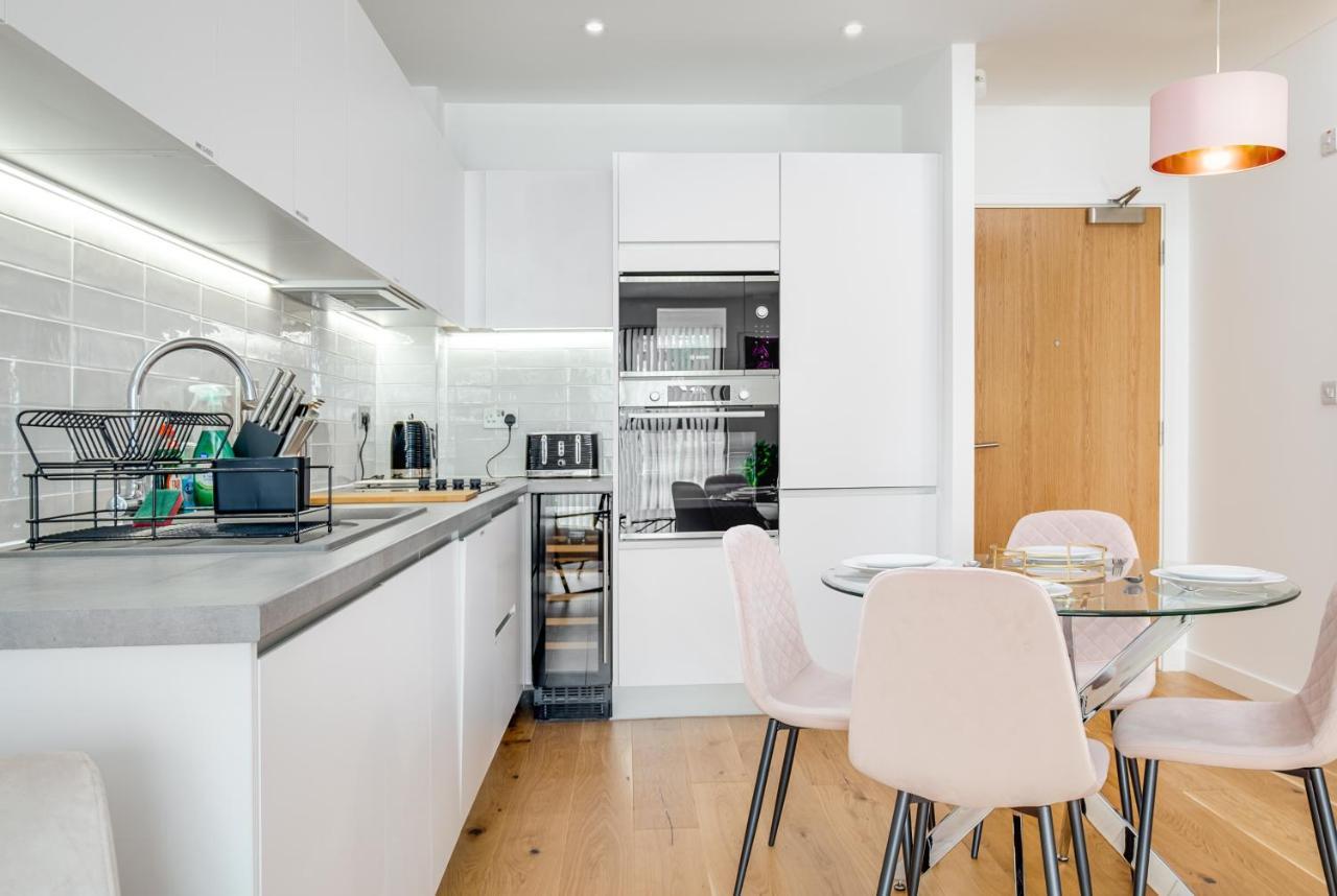 Maevela Apartments - Pink Luxury 1 Bed Apartment City Centre - 5 Min Walk From Bullring, Cube, Mailbox, New Street Station - Free Netflix & Wifi - No Parking