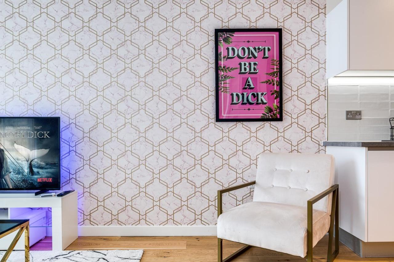Maevela Apartments - Pink Luxury 1 Bed Apartment City Centre - 5 Min Walk From Bullring, Cube, Mailbox, New Street Station - Free Netflix & Wifi - No Parking *
