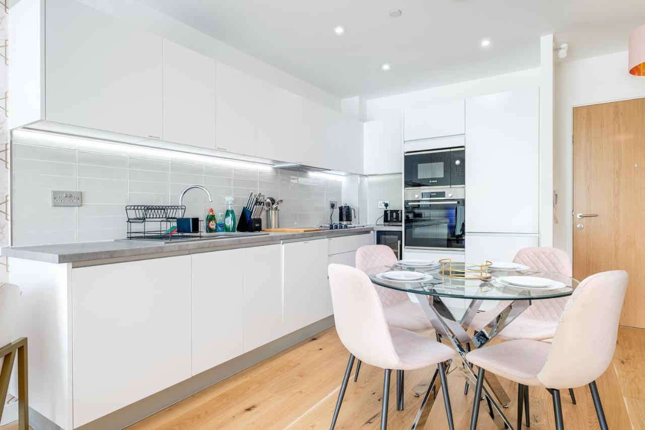 Apartment Maevela Apartments - Pink Luxury 1 Bed Apartment City Centre - 5 Min Walk From Bullring, Cube, Mailbox, New Street Station - Free Netflix & Wifi - No Parking Birmingham