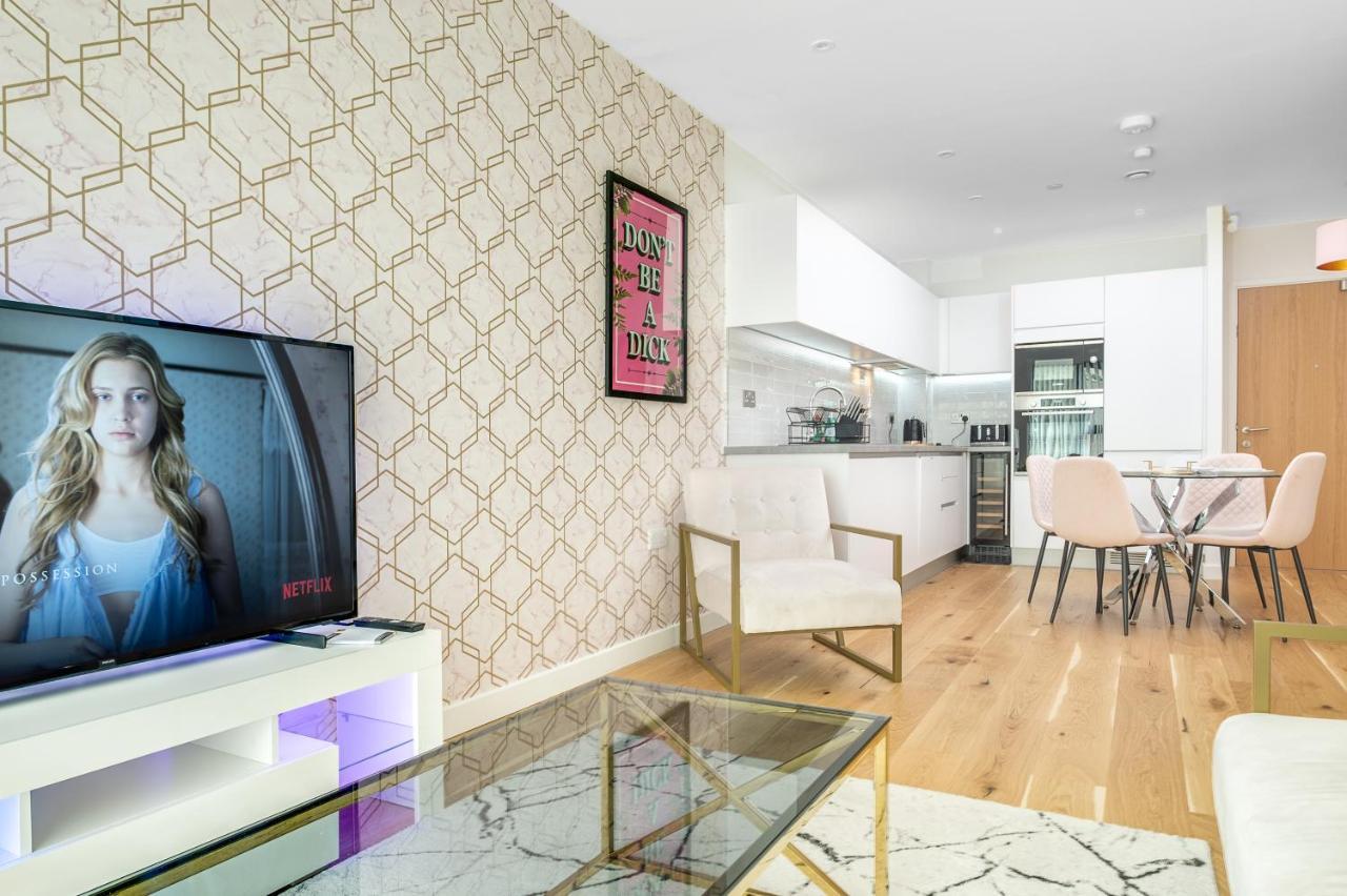 Maevela Apartments - Pink Luxury 1 Bed Apartment City Centre - 5 Min Walk From Bullring, Cube, Mailbox, New Street Station - Free Netflix & Wifi - No Parking Birmingham