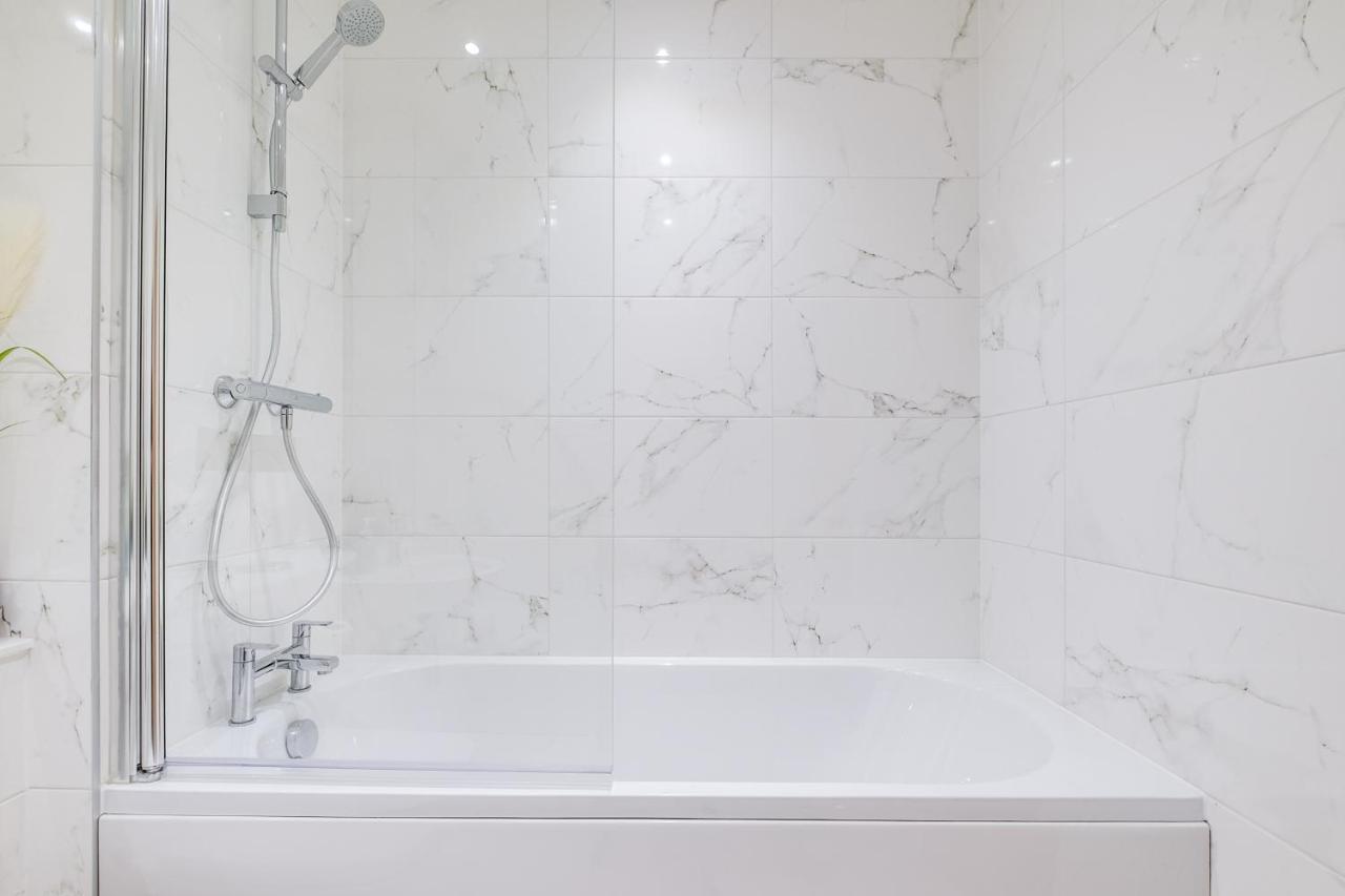 Maevela Apartments - New Build Luxury Apt With Juliet Balcony - 5 Min Walk From Bullring & Cube & Mailbox & New Street Station - Free Netflix & Wifi Birmingham