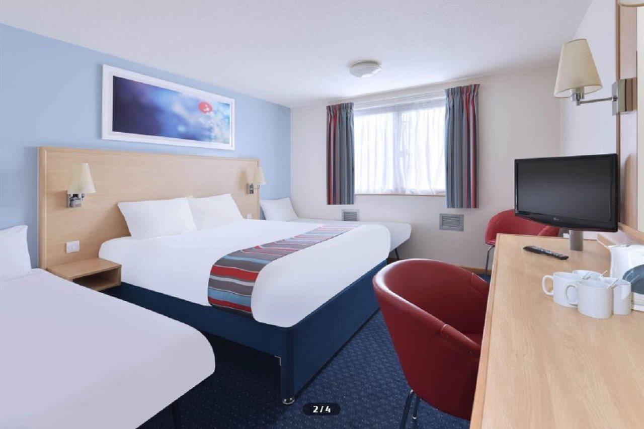 Travelodge Dunlop Hotel 3*
