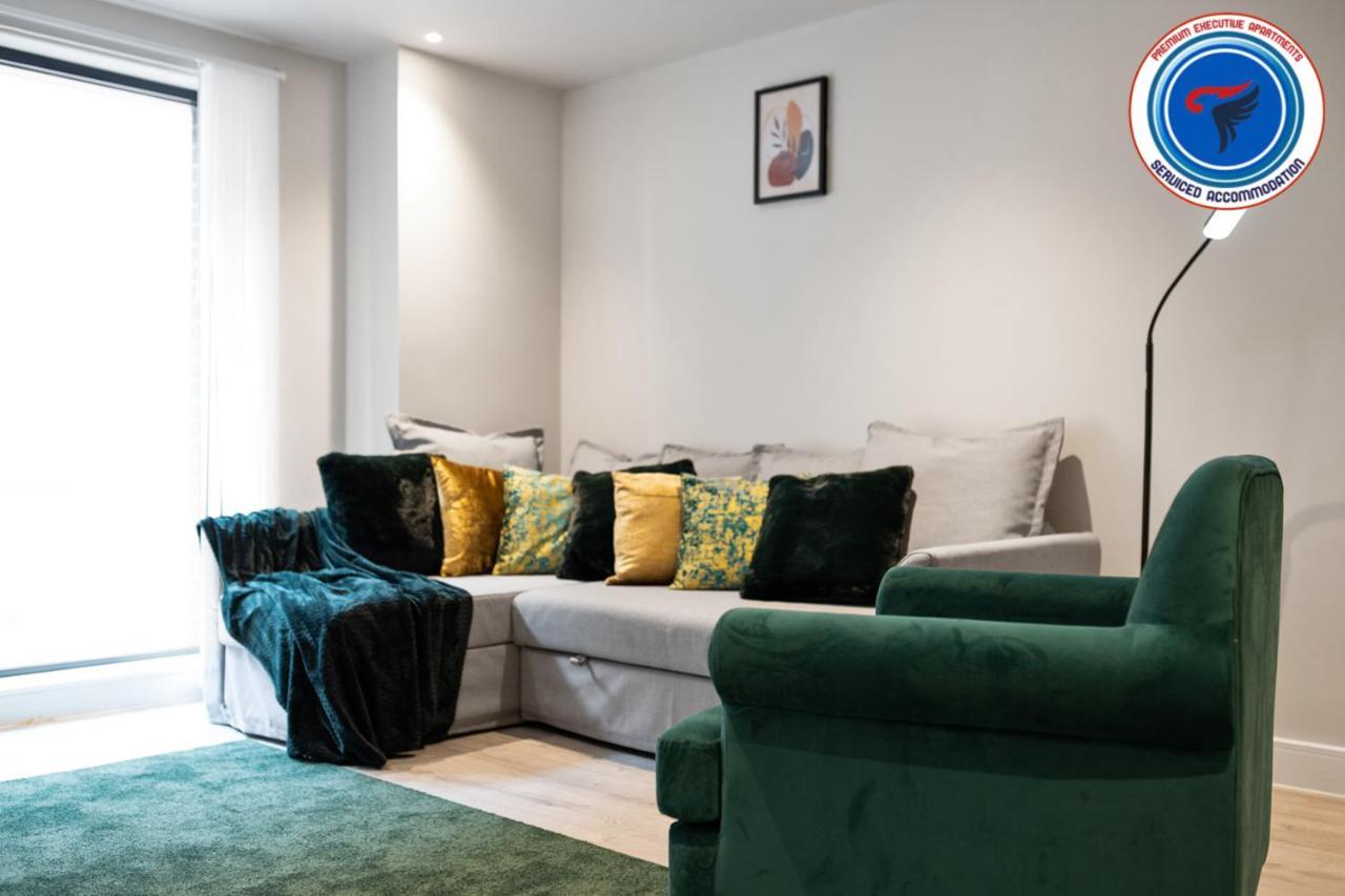 St Martins Place: Extended With Free Gym & Cinema Apartment *
