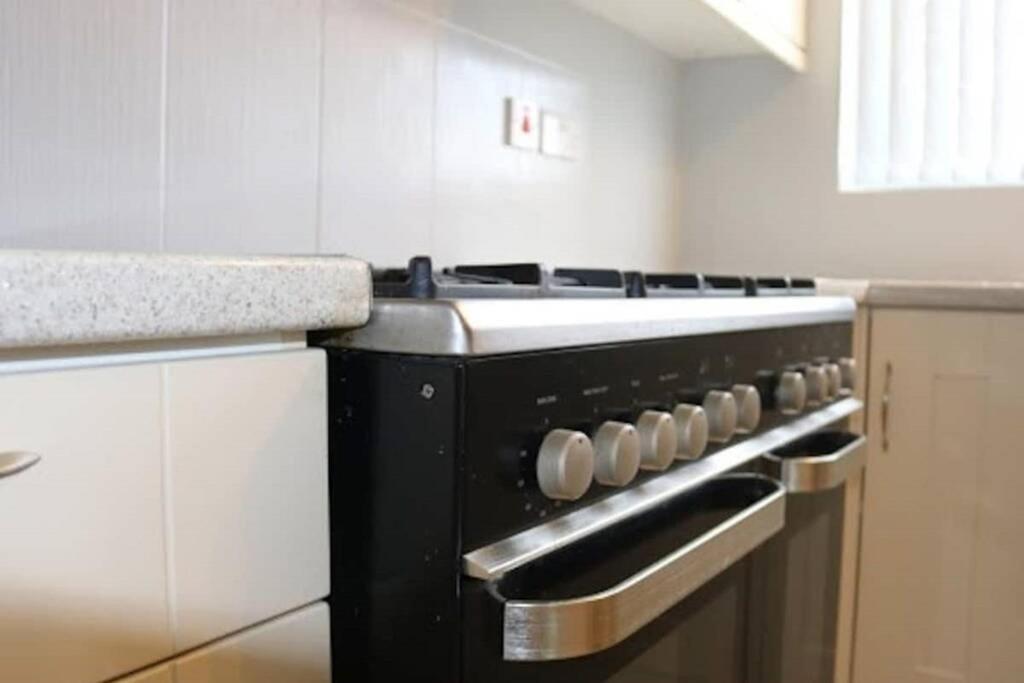 Large 12 Guests 5 Bedroom House In Centre Birmingham