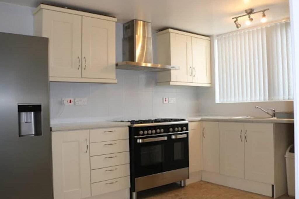 Large 12 Guests 5 Bedroom House In Centre Holiday home *