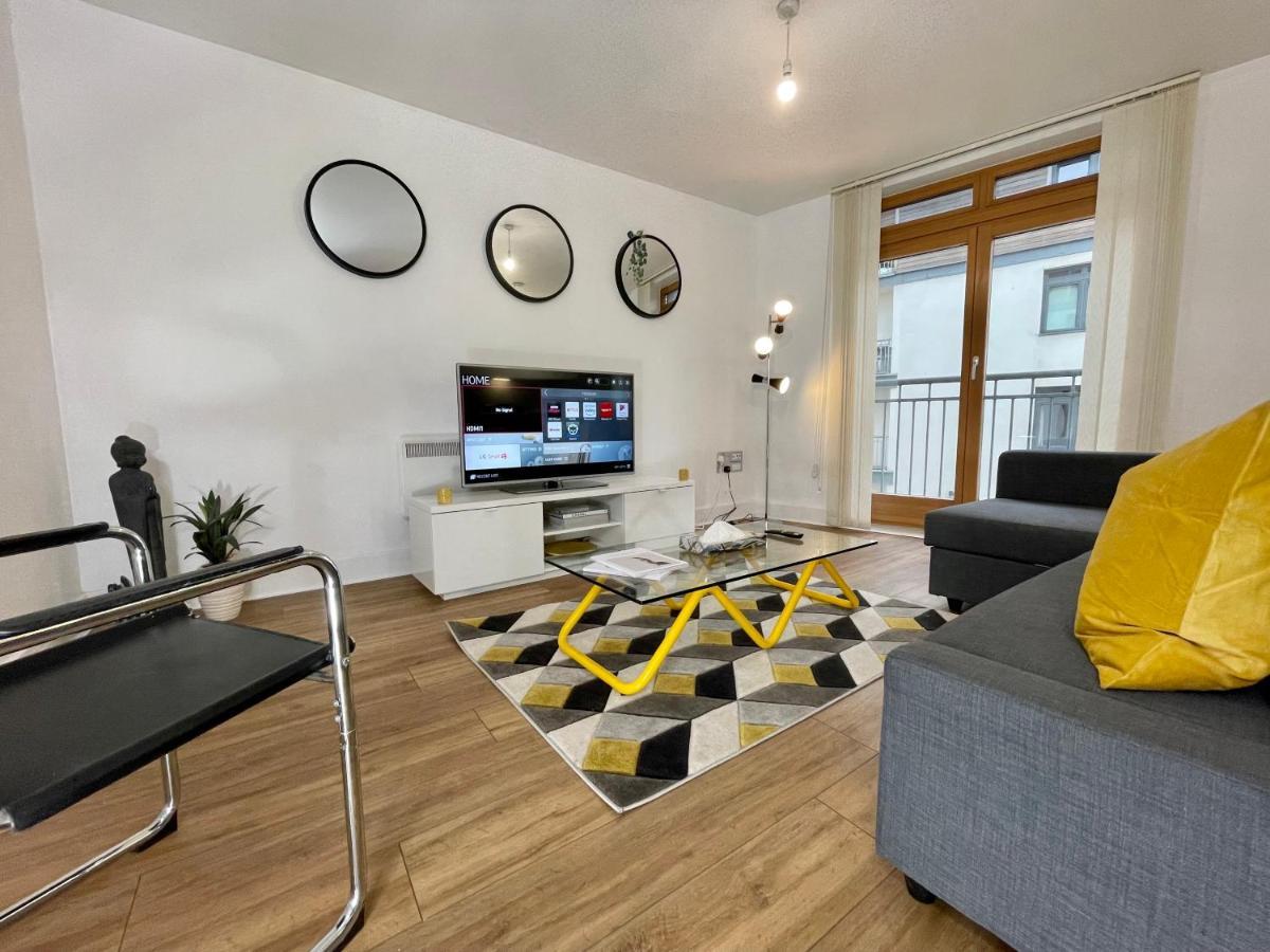 Cosy Hideaway - Views With Free Parking & Netflix