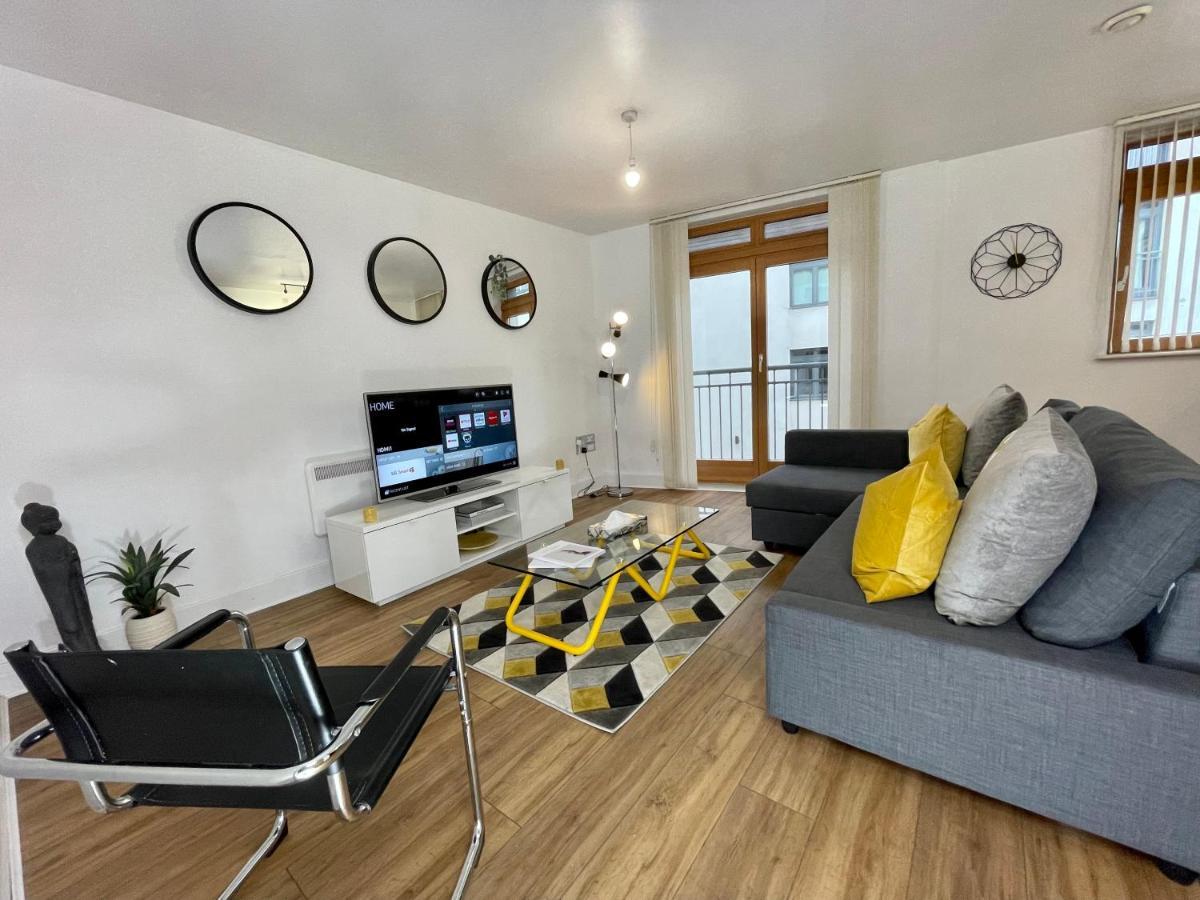 Cosy Hideaway - Views With Free Parking & Netflix