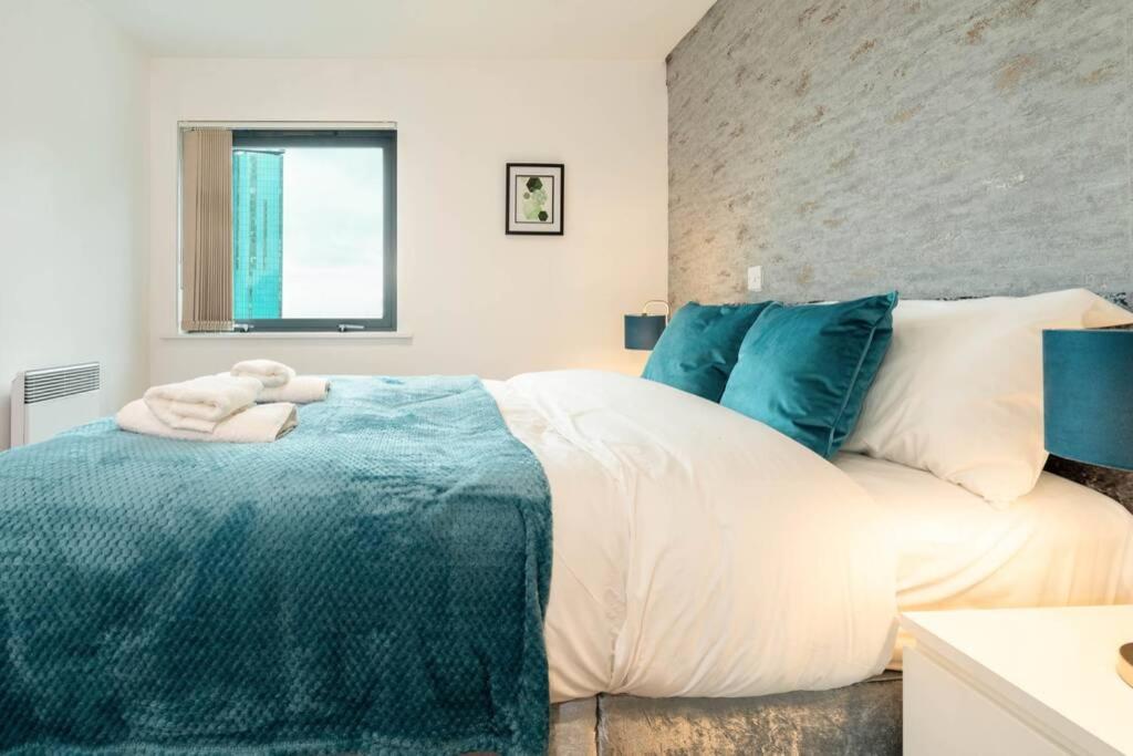Centre 2bed - With Balcony & Parking Apartment *