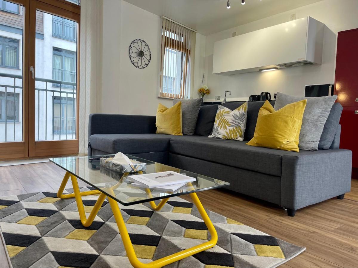 Cosy Hideaway - Views With Free Parking & Netflix Apartment *