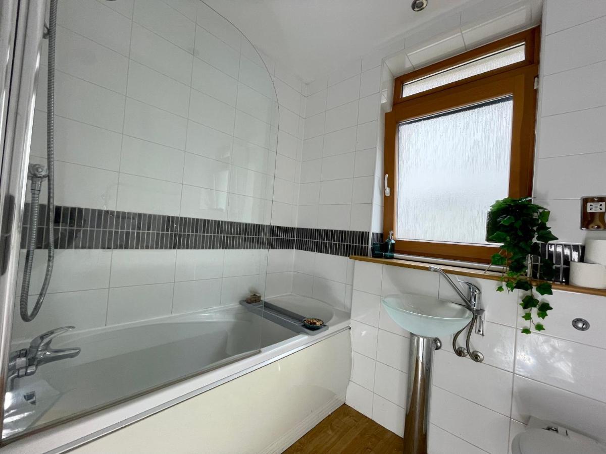 Cosy Hideaway - Views With Free Parking & Netflix Apartment Birmingham