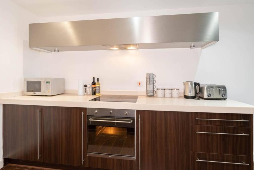 Centre 2bed - With Balcony & Parking