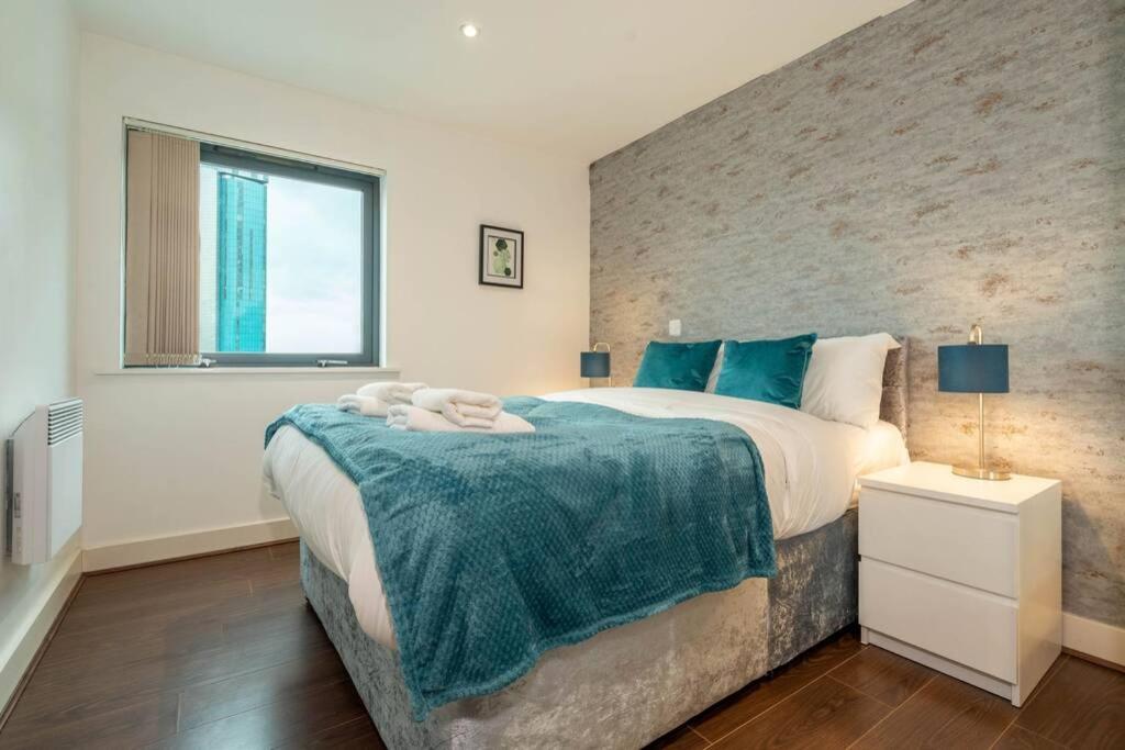 Apartment Centre 2bed - With Balcony & Parking *