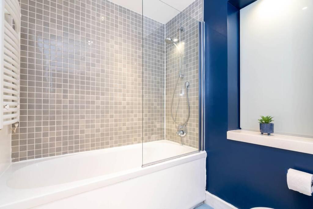 Centre 2bed - With Balcony & Parking Apartment