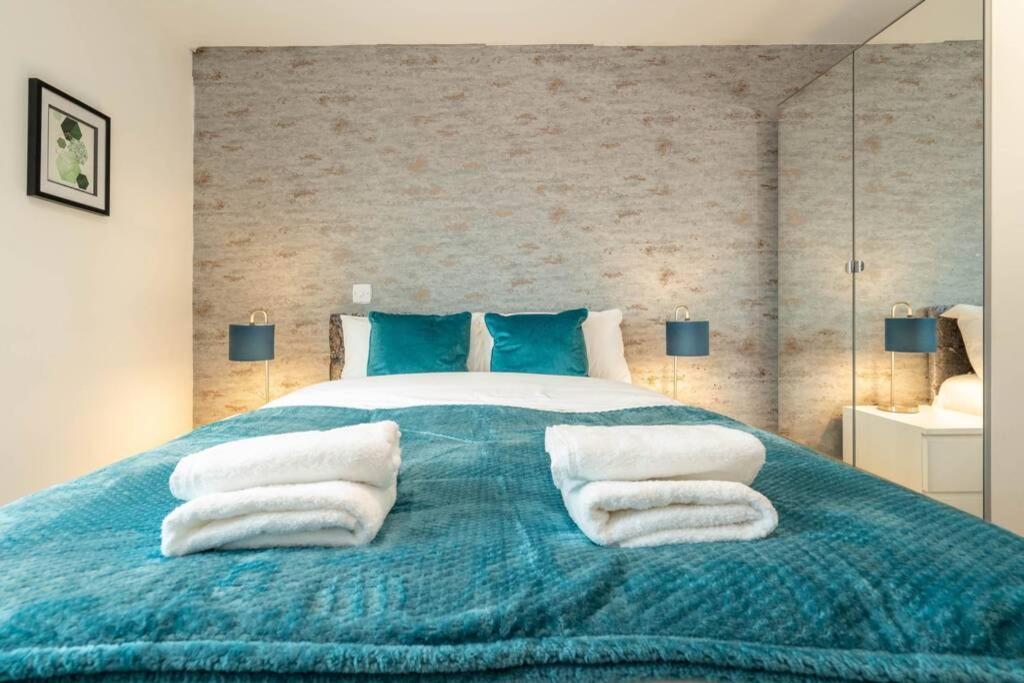 Centre 2bed - With Balcony & Parking Apartment