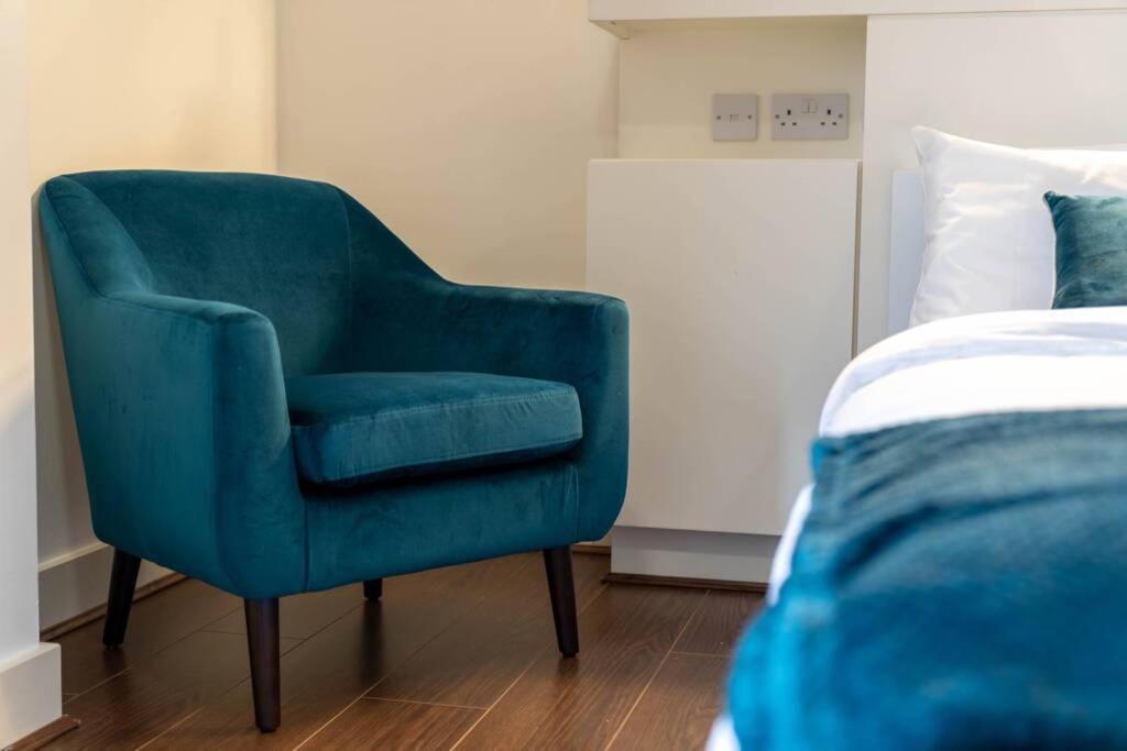 Apartment Centre 2bed - With Balcony & Parking