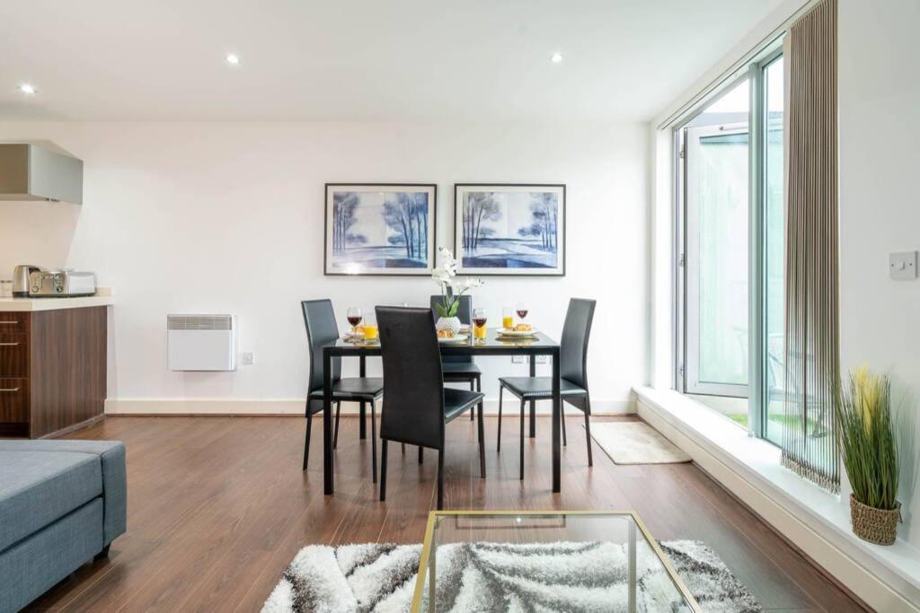 Centre 2bed - With Balcony & Parking Apartment *
