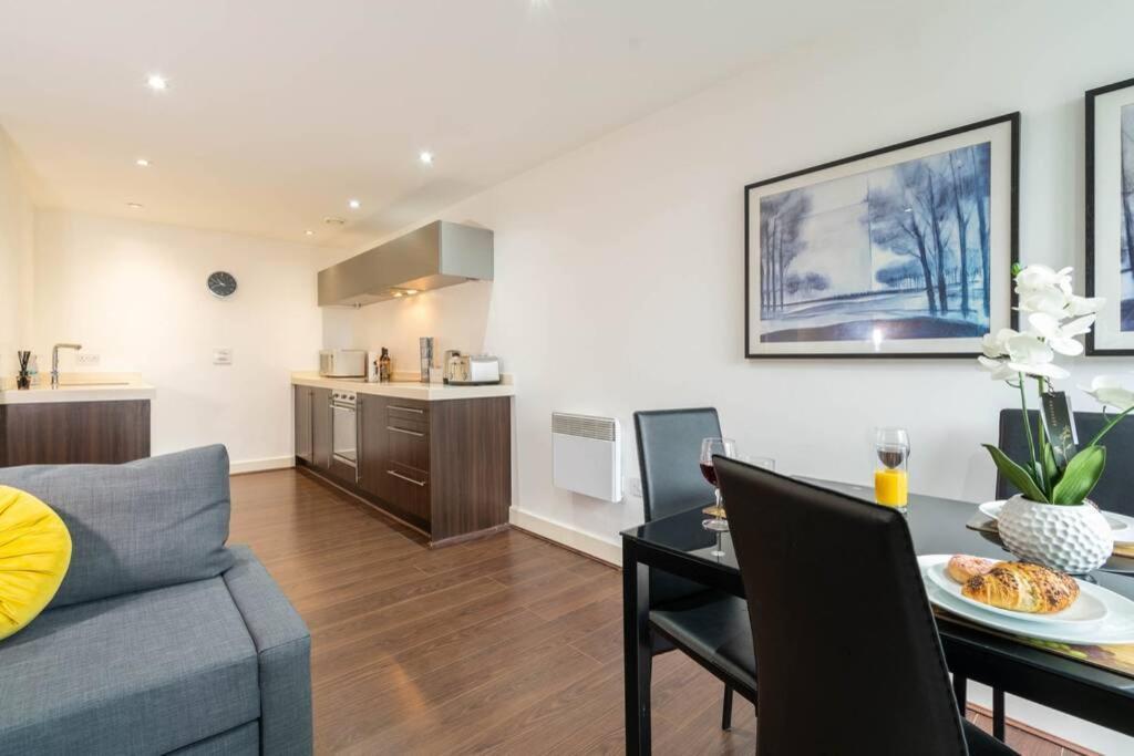 Centre 2bed - With Balcony & Parking Apartment *