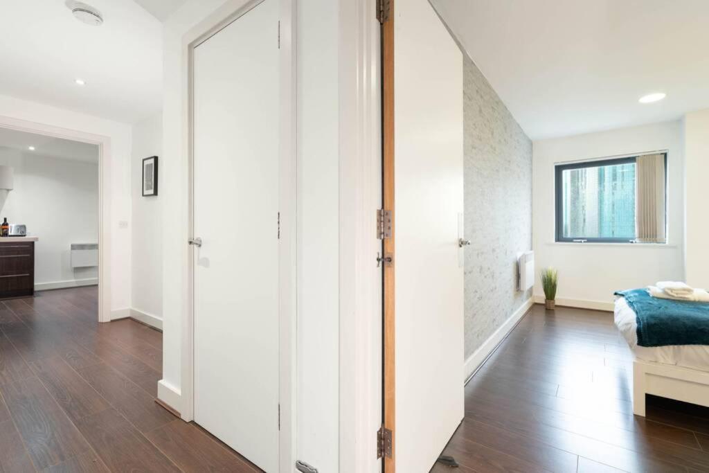 Centre 2bed - With Balcony & Parking