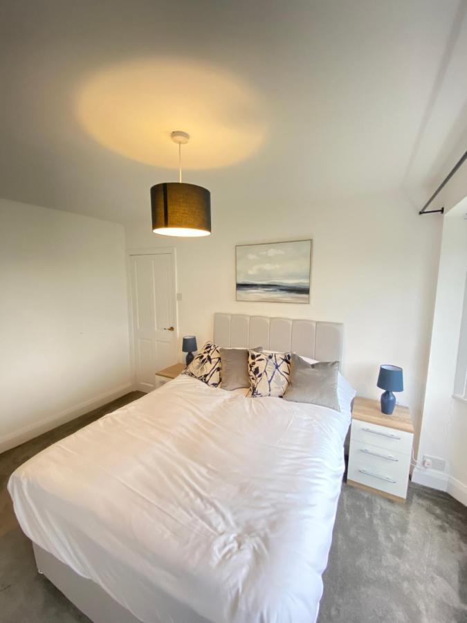 Spacious Contractor Haven: Nec & Airport Proximity *