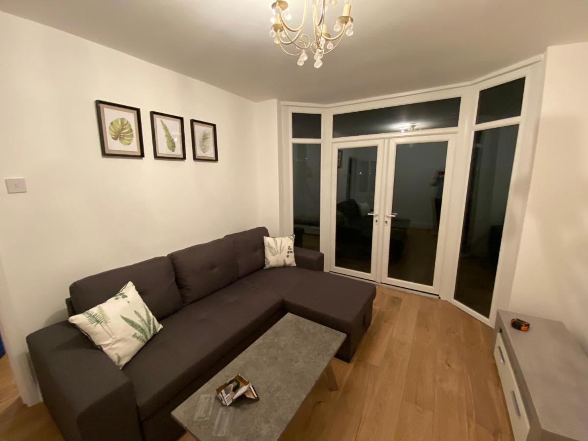Spacious Contractor Haven: Nec & Airport Proximity *